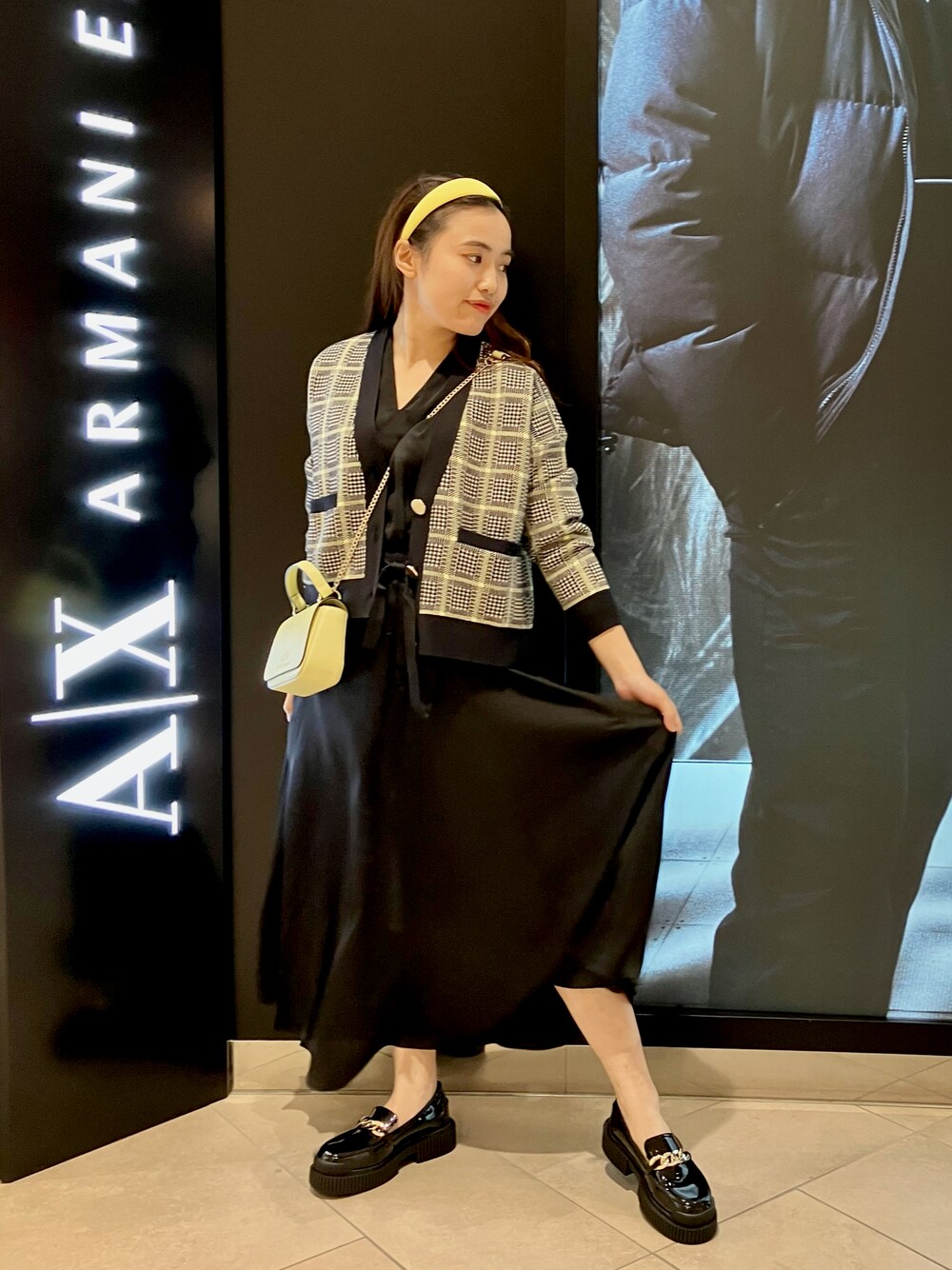 「アルマーニエクスチェンジ、armaniexchange、AXchanger、秋冬コーデ、大人カジュアル、休日スタイル、ニットカーディガン、チェック、ロングワンピース、バッグ、イエロー、ローファー、おしゃれさんと繋がりたい」｜「ARMANI EXCHANGEの【A|X アルマーニ エクスチェンジ】チェック柄　ショート丈カーディガン（カーディガン/ボレロ、その他）」を使った、EWさん（レディース・159cm）の秋コーディネートの1枚目の写真