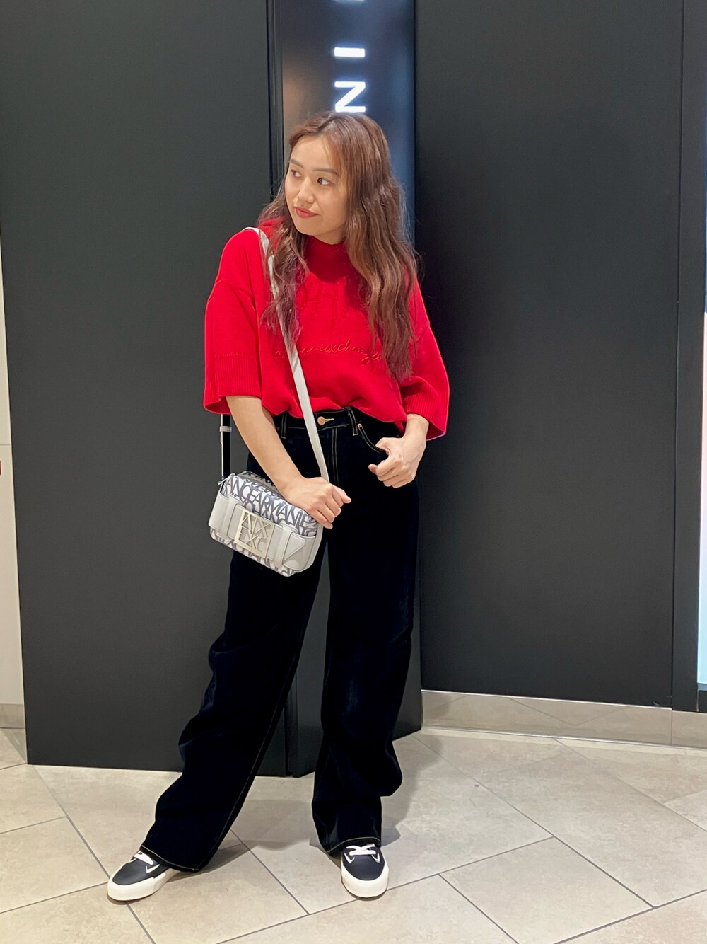 「armaniexchange、アルマーニエクスチェンジ、AXchange、AXchanger、カジュアル、ニット、赤ニット、ショルダーバッグ、ロゴニット、バッグ」｜「ARMANI EXCHANGEの【A|X アルマーニ エクスチェンジ】A|Xロゴ　フード付きニットプルオーバー（ニット/セーター、レッド系）」を使った、EWさん（レディース・158cm）の秋コーディネートの1枚目の写真