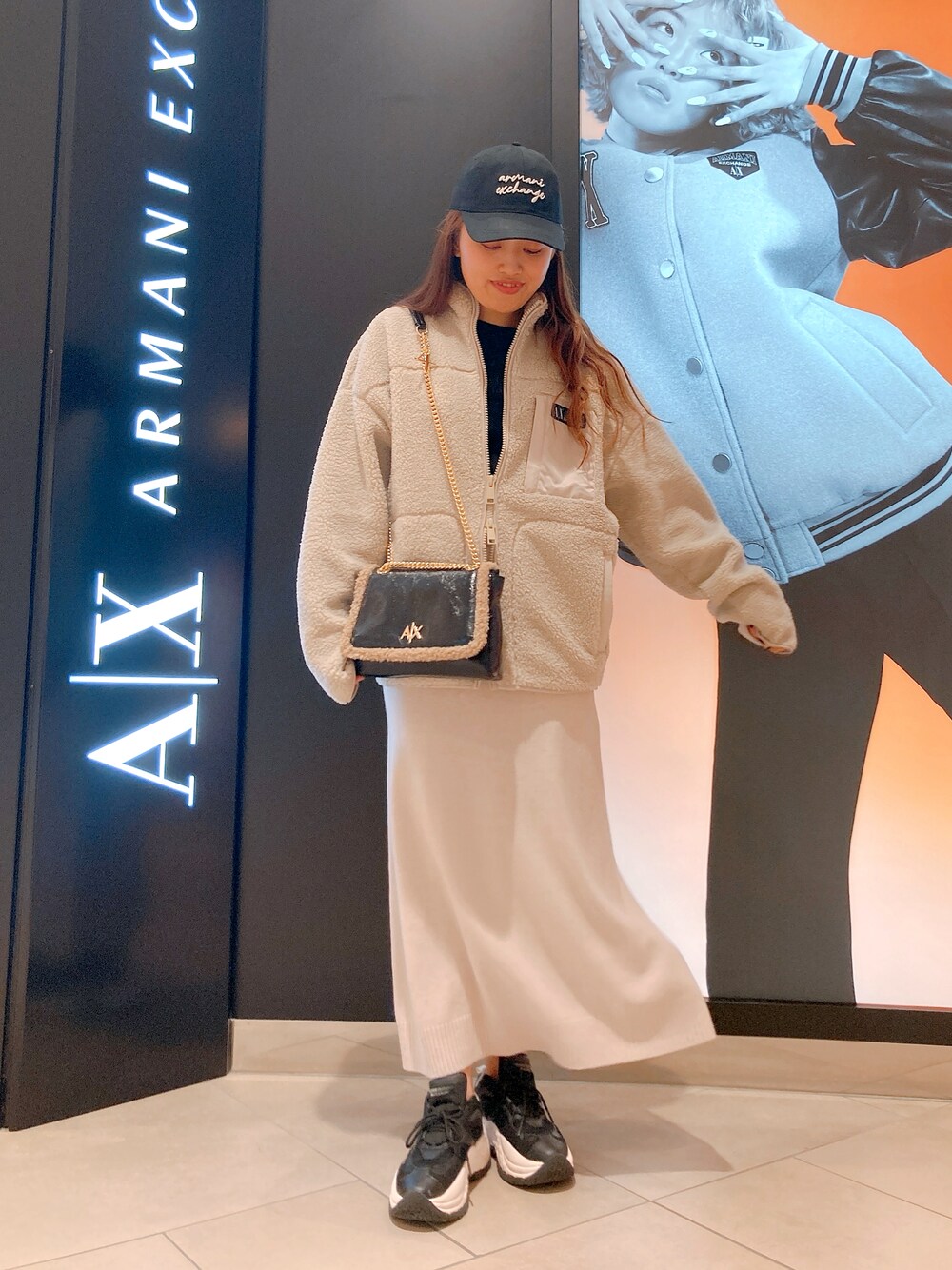 「アルマーニエクスチェンジ、armaniexchange、AXchanger、AXchange、あったかコーデ、大人可愛い、楽チンコーデ、ゆるコーデ、冬のコーデ、ベージュ、もこもこ、ふわふわ、キャップ、スニーカー」｜「ARMANI EXCHANGEのアイボリー　ニット　マーメイドロングスカート（スカート、ホワイト系）」を使った、EWさん（レディース・158cm）の冬コーディネートの1枚目の写真
