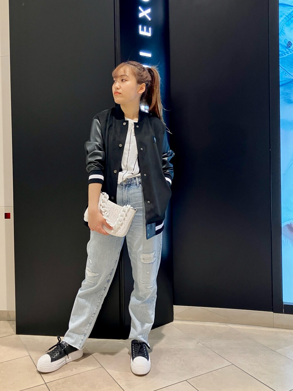 「armaniexchange、カジュアルコーデ、春コーデ、ストリート、メンズライク、ジャケット、Tシャツ、デニムパンツ、ダメージデニムパンツ、ショルダーバッグ、スニーカー」｜「ARMANI EXCHANGEの【A|X アルマーニ エクスチェンジ】A|Xバッグロゴ　オーバーサイズブルゾンジャケット（ブルゾン、ブラック系）」を使った、EWさん（レディース・158cm）の春コーディネートの1枚目の写真