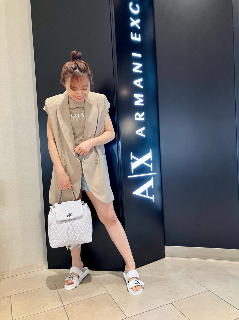 「夏コーデ、ベージュ、ベスト、ショートパンツ、サンダル、おだんごヘアー」｜「ARMANI EXCHANGEの【A|X アルマーニ エクスチェンジ】ドロップショルダー　ノースリーブジャケット（テーラードジャケット、ベージュ系）」を使った、EWさん（レディース・158cm）の夏コーディネートの1枚目の写真