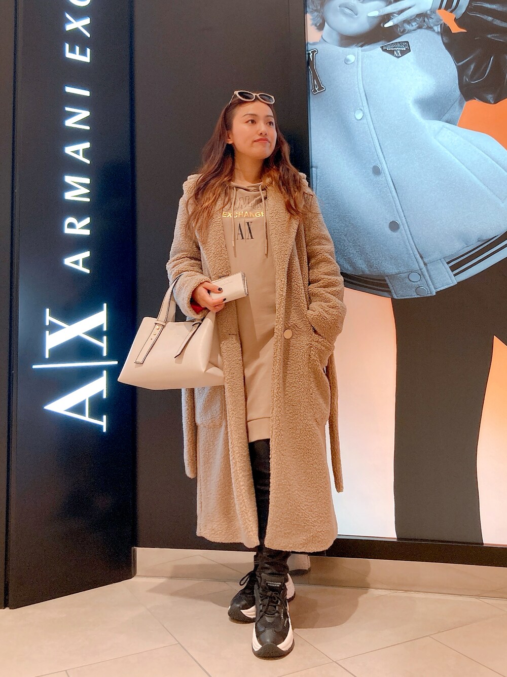 「アルマーニエクスチェンジ、armaniexchange、AXchanger、AXchange、ロングコート、ファーコート、モコモコアウター、ブラウン、ベージュ、アイボリー、ハンドバッグ、きれいめカジュアル、サングラス」｜「ARMANI EXCHANGEのアイテム（サングラス、その他）」を使った、EWさん（レディース・158cm）の秋コーディネートの1枚目の写真