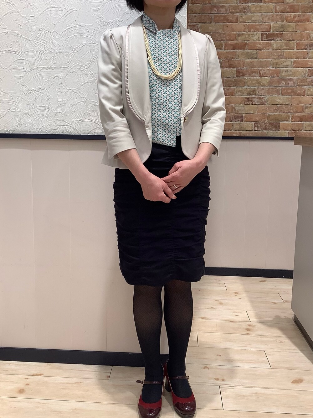 グリーン系のシャツ/ブラウスを着用したレディースの冬コーディネートの1枚目の写真