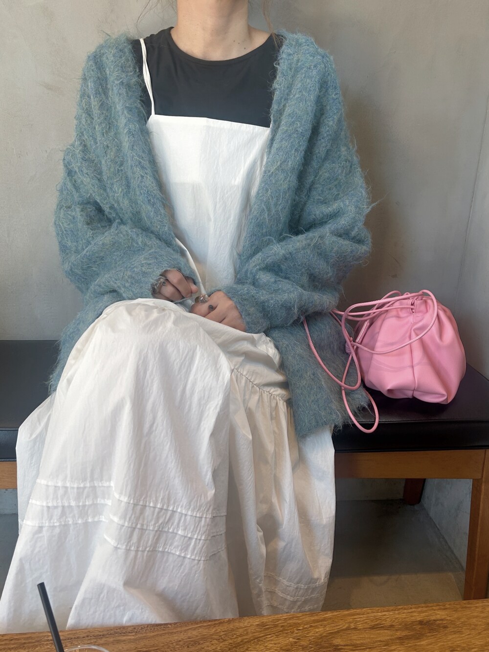 ブルー系のカーディガン/ボレロを着用したレディースの夏コーディネートの1枚目の写真