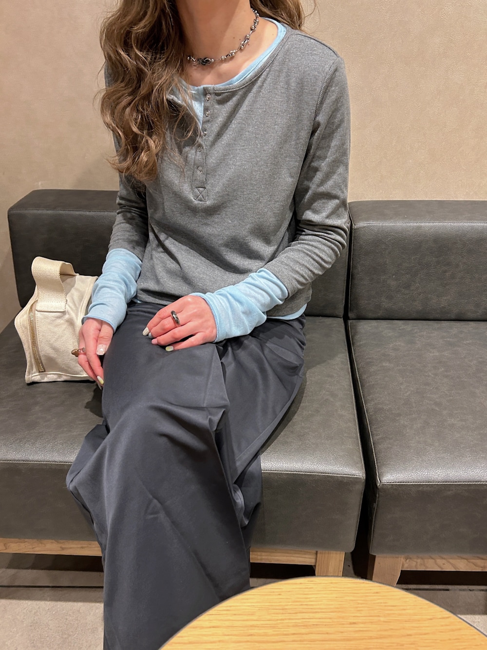 グレー系のTシャツ/カットソーを着用したレディースの春コーディネートの1枚目の写真