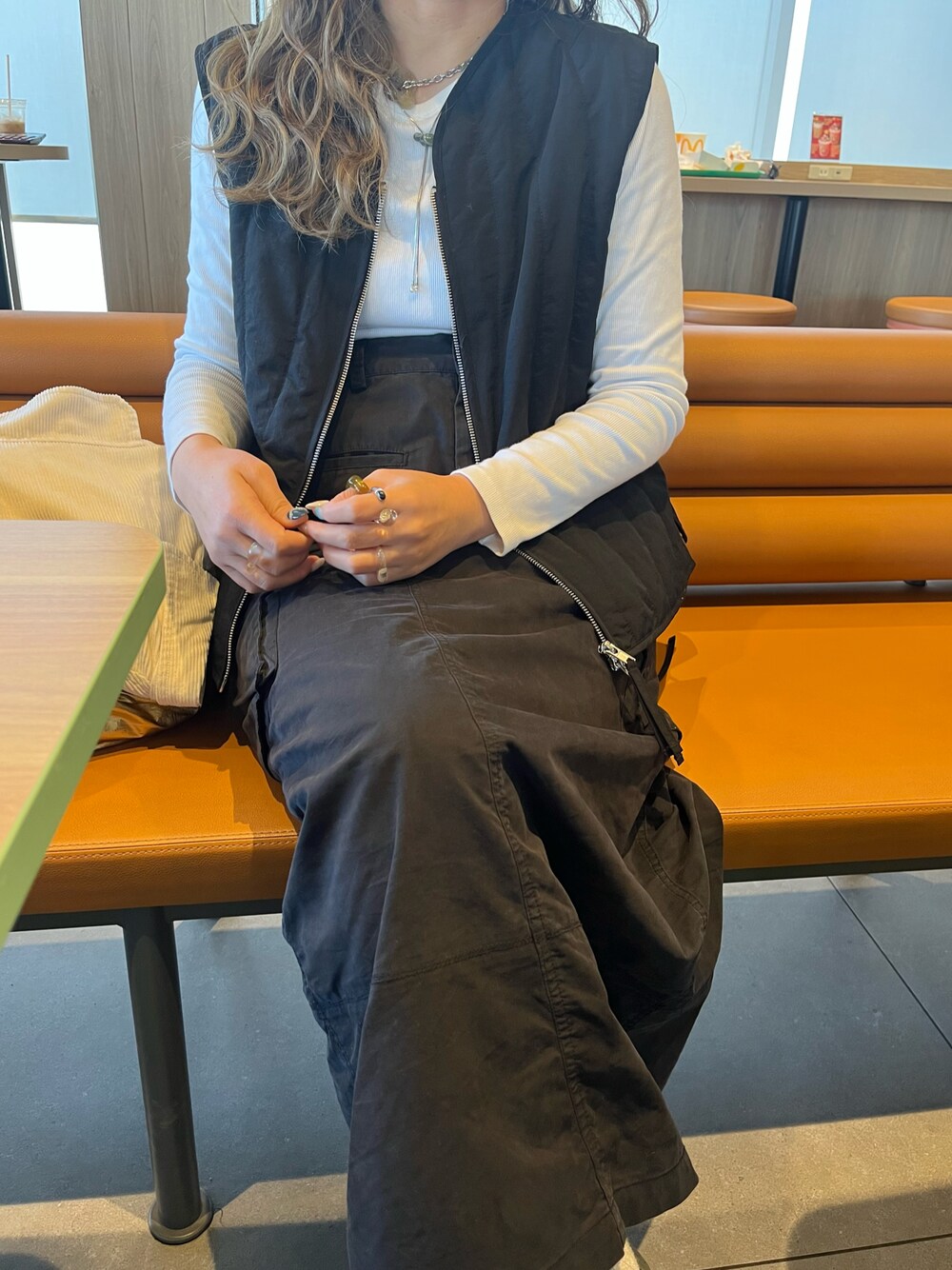 「休日スタイル、キレイめカジュアル、冬のコーデ、今日のコーデ、シンプルスタイル、ブラック、おでかけコーデ、おしゃれさんと繋がりたい、冬、高身長コーデ、ベストコーデ、着回し」｜「ISOOKのウェーブキルティング2wayジャケット (chiica original item) / キルティングコート キルティングジャケット ブルゾン 変形キルト 袖取り外し（ダウンジャケット/コート、ブラック系）」を使った、lllmoiyさん（レディース・161cm）の冬コーディネートの1枚目の写真