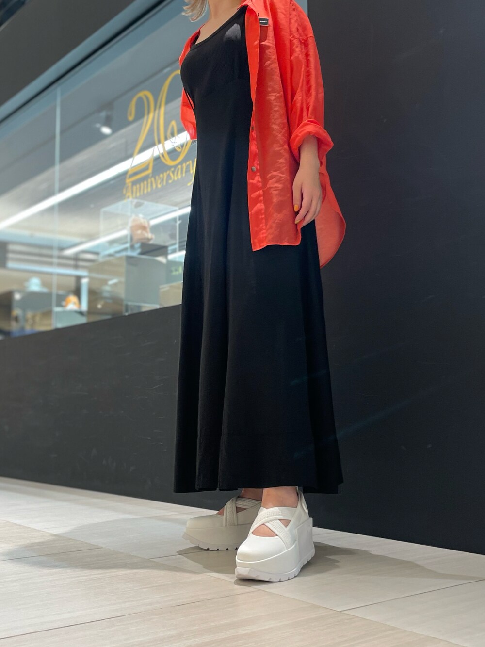 ホワイト系のスニーカーを着用したレディースの春コーディネートの1枚目の写真