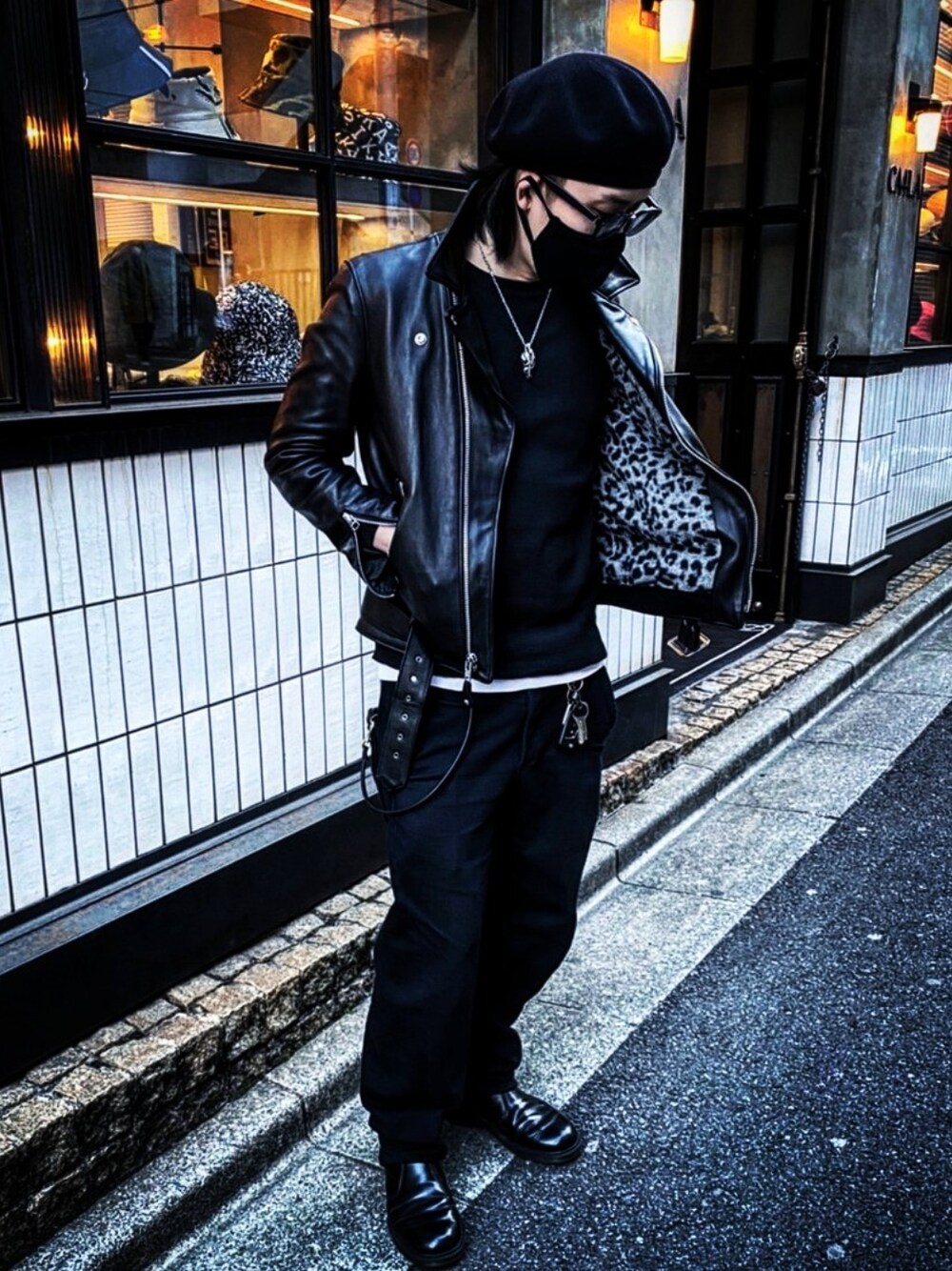 「メンズコーデ、モノトーン、アニマル柄、レオパード、ライダースジャケット、SCHOTT」｜「CRIMIEのTHE CR BERET（ハンチング/ベレー帽、ブラック系）」を使った、Ryo  Kuramochiさん（メンズ・172cm）の夏コーディネートの1枚目の写真