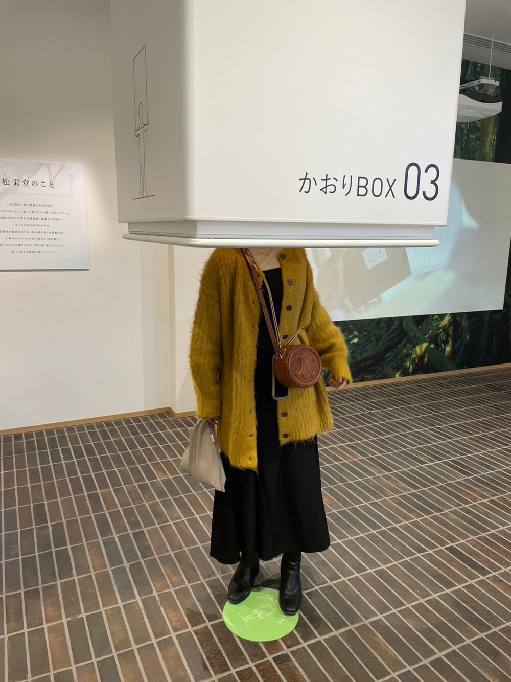 「お洒落さんとつながりたい、カジュアルコーデ、きれいめカジュアル、ワンピーススタイル、ショートヘア、2022秋冬、冬のコーデ、秋冬、JEANASiS、CELINE、レイカズン(Ray Cassin)、ディスコート、紅葉」｜「JEANASISのリッチシャギーオーバークルーカーディガン/173160（カーディガン/ボレロ、イエロー系）」を使った、ravikさん（レディース・160cm）の冬コーディネートの1枚目の写真