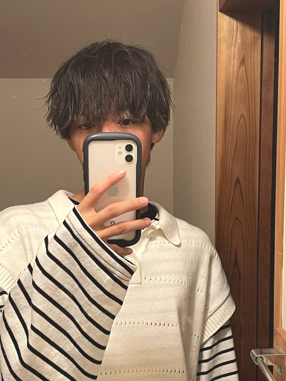 「重ね着ベストシーズン、秋コーデ、syn、ADRER、オーバーサイズ、ゆるコーデ、ニット、プチプラミックス、プチプラ、ホワイトニット、ボーダー、レイジブルー、ユニセックス」｜「ADRERのextra quality wide sleeve long-T/エクストラクオリティワイドスリーブロンT（Tシャツ/カットソー、ホワイト系）」を使った、ゆうさん（メンズ・173cm）の秋コーディネートの1枚目の写真
