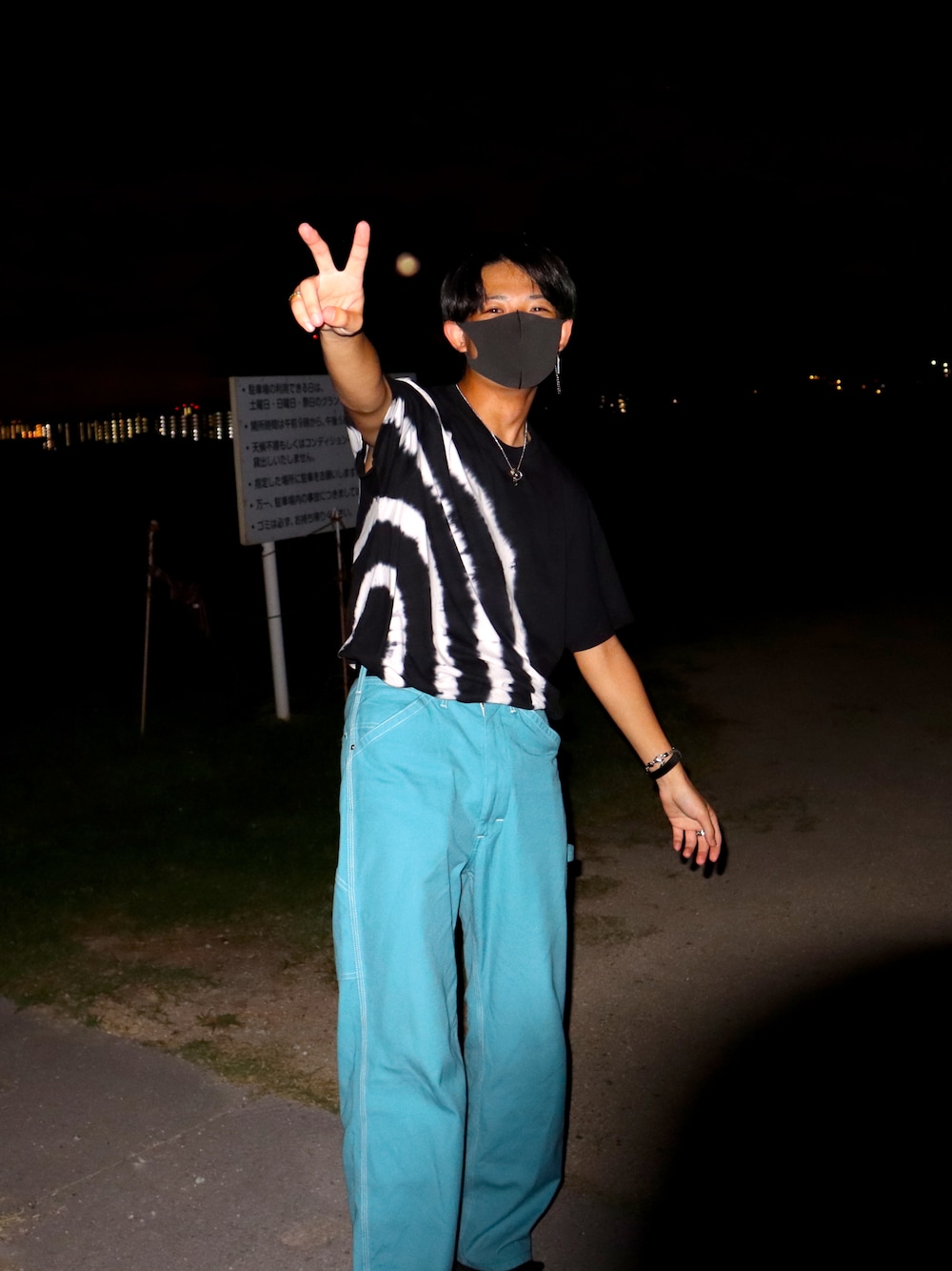 ブルー系のパンツ、ブラック系のTシャツ/カットソーを着用したメンズの秋コーディネートの1枚目の写真