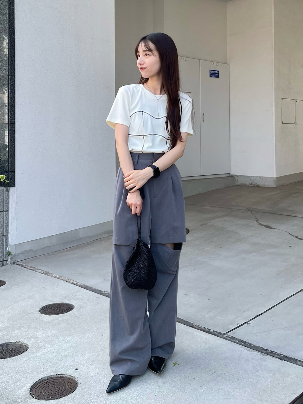 「オトナカジュアル、オトナ女子、キレイめ、きれいめカジュアル、Tシャツ、Tシャツコーデ、グレー、グレーコーデ、グレーパンツ、スリットパンツ、お出かけコーデ、休日スタイル、夏コーデ、韓国ファッション、ホワイトコーデ」｜「CAPRICIEUX LE'MAGEの膝スリットパンツ（その他パンツ、グレー系）」を使った、kon_lemageさん（レディース・158cm）の夏コーディネートの1枚目の写真