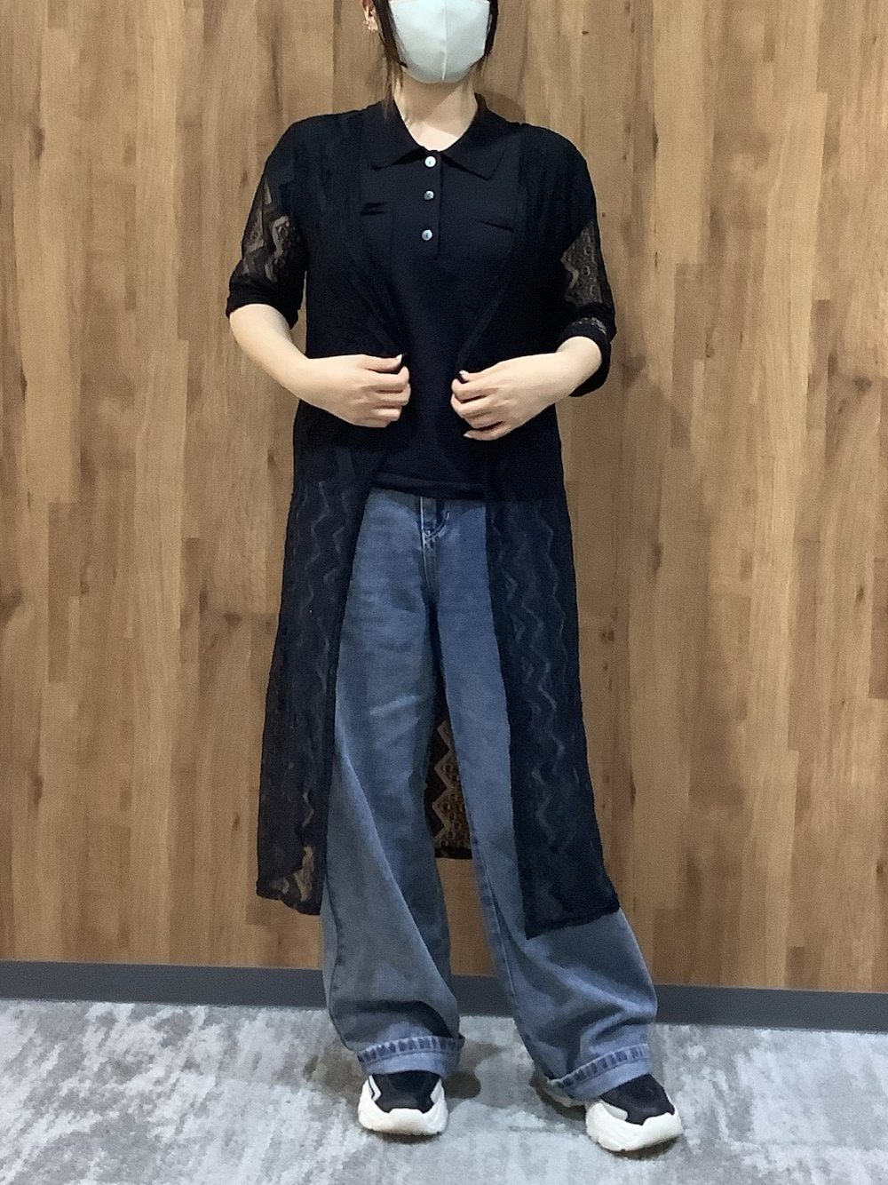 ブラック系のニット/セーターを着用したレディースの夏コーディネートの1枚目の写真