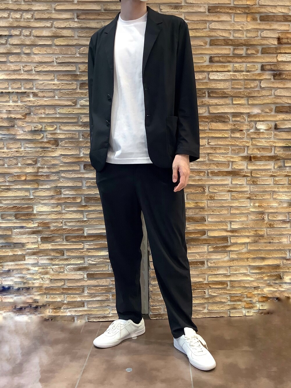 ホワイト系のTシャツ/カットソーを着用したメンズの夏コーディネートの1枚目の写真