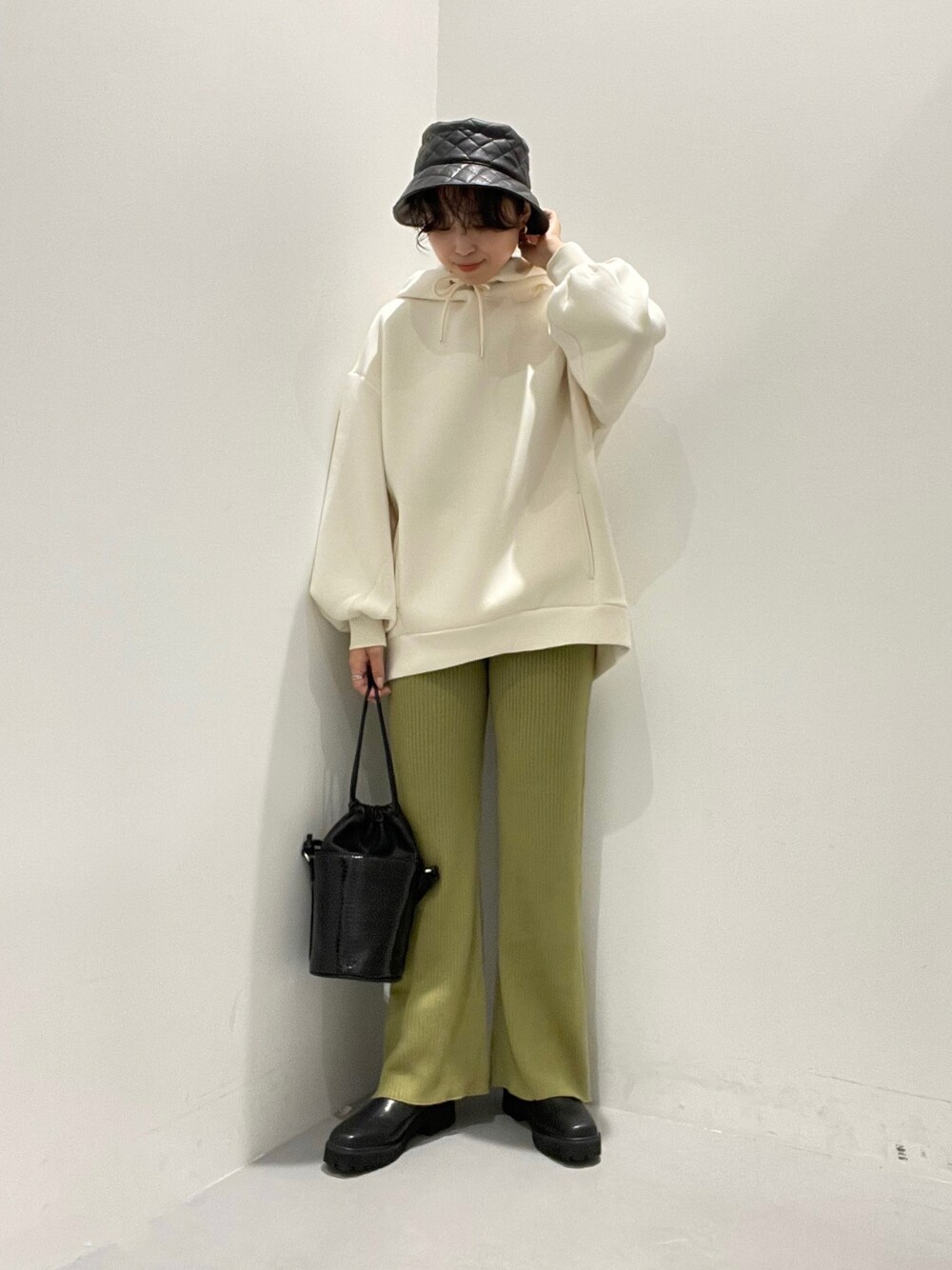 「カラーパンツ、キルティング、秋のコーデ、サイドゴアブーツ、パンツスタイル、フレアパンツ、カジュアルコーデ、今日のコーデ、レザーハット、バケットハット」｜「COLONY 2139の【マカロンFoot】チェルシーショートブーツ/サイドゴアブーツ（ブーツ、ブラック系）」を使った、LEIさん（レディース・156cm）の秋コーディネートの1枚目の写真