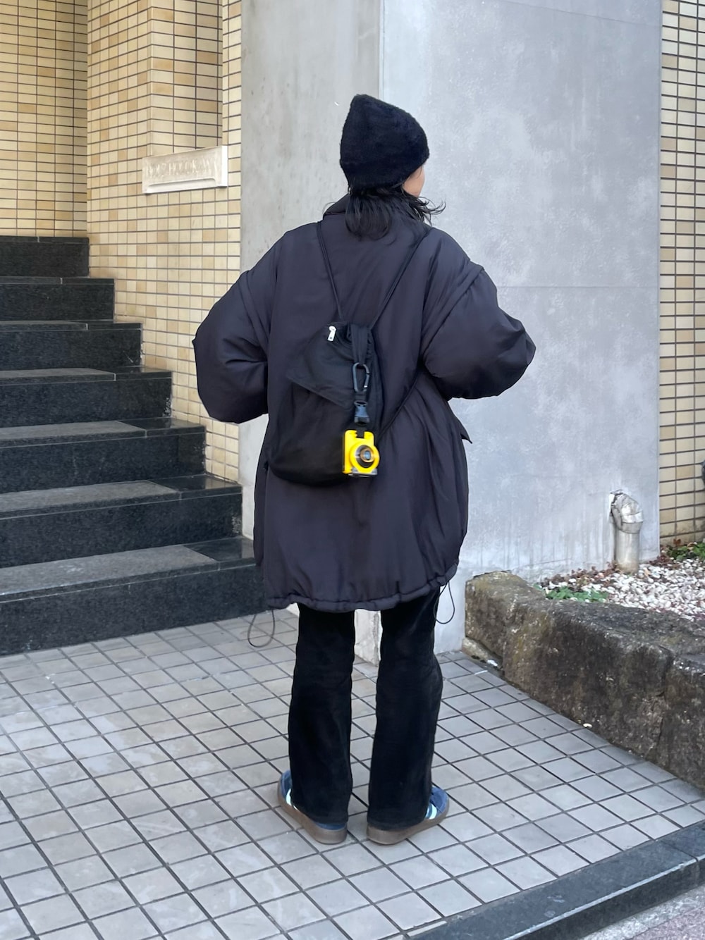 「リュック、ブラック、ブラックコーデ、ニット帽、スニーカー、スニーカーコーデ」｜「COLONY 2139の袖取り外しスタンドカラーモンスターコート（ダウンジャケット/コート、ブラック系）」を使った、LEIさん（レディース・156cm）の冬コーディネートの1枚目の写真