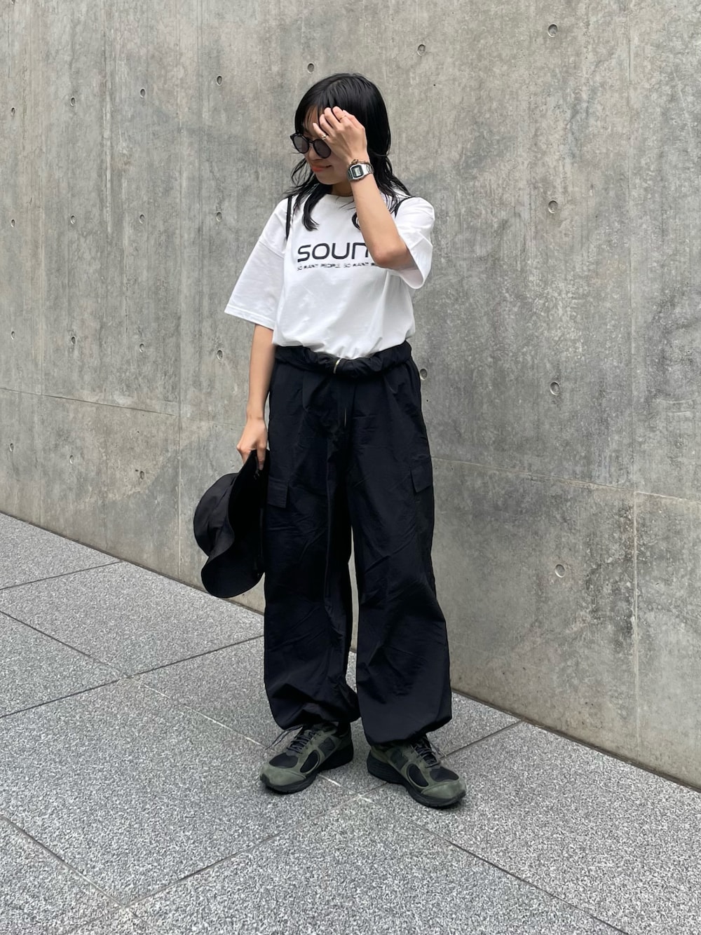 「お出かけコーデ、スポーツミックス、スニーカー、スニーカーコーデ、ロゴT、カーゴパンツ、白Tシャツ、フェススタイル、アウトドアスタイル、カジュアル、メガネ女子、サングラス」｜「COLONY 2139のタッサーワークオールインワン（つなぎ/オールインワン、ブラック系）」を使った、LEIさん（レディース・156cm）の春コーディネートの1枚目の写真