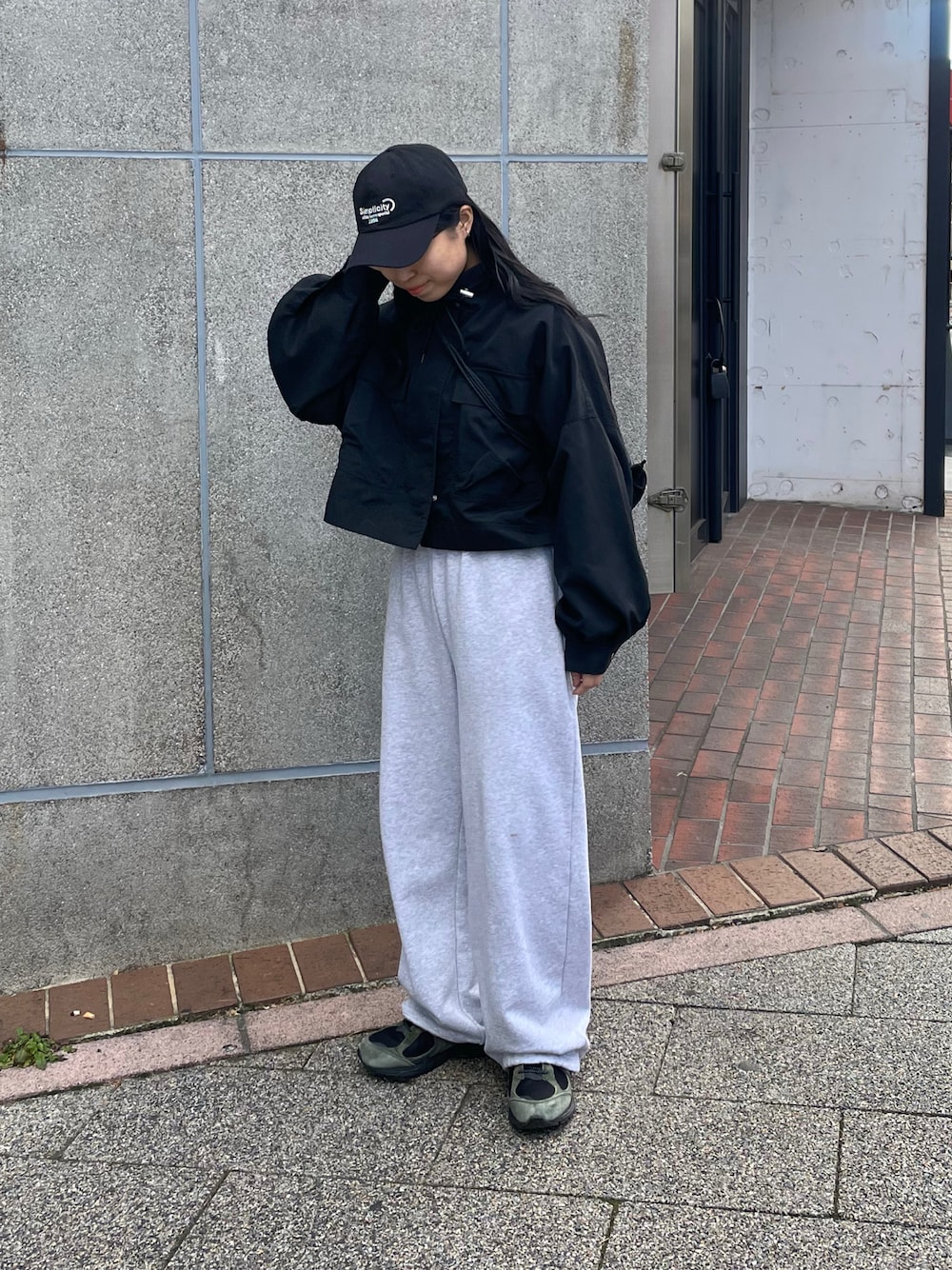 「プチプラ、休日スタイル、アウターコーデ、スウェット、スウェットパンツ、キャップ、キャップ女子、スニーカー、スニーカーコーデ、スニーカー女子」｜「COLONY 2139のショートミリタリーブルゾン（ブルゾン、ブラック系）」を使った、LEIさん（レディース・156cm）の冬コーディネートの1枚目の写真