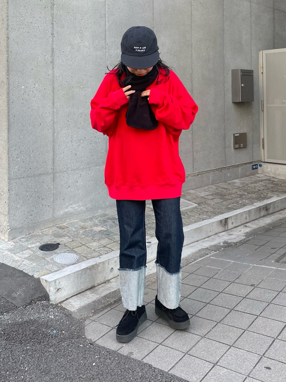「キャップ、キャップ女子、キャップコーデ、スウェット、スウェットコーデ、デニム、デニムパンツ、マフラー、マフラーコーデ、赤」｜「COLONY 2139のワッペン刺繍スウェット（スウェット、レッド系）」を使った、LEIさん（レディース・156cm）の冬コーディネートの1枚目の写真