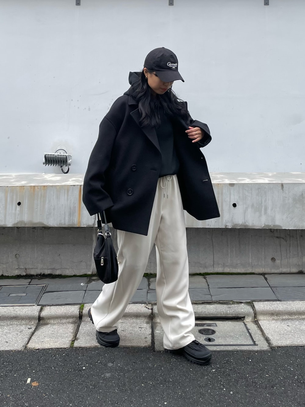 「最近のいい感じコーデ、冬アウター、大人コーデ、秋冬コーデ、パンツコーデ、カジュアルスタイル、冬、モノトーン、モノトーンコーデ、キャップ、キャップ女子」｜「COLONY 2139の-3kg見え！ウールライクイージーパンツ（その他パンツ、ブラック系）」を使った、LEIさん（レディース・156cm）の秋コーディネートの1枚目の写真