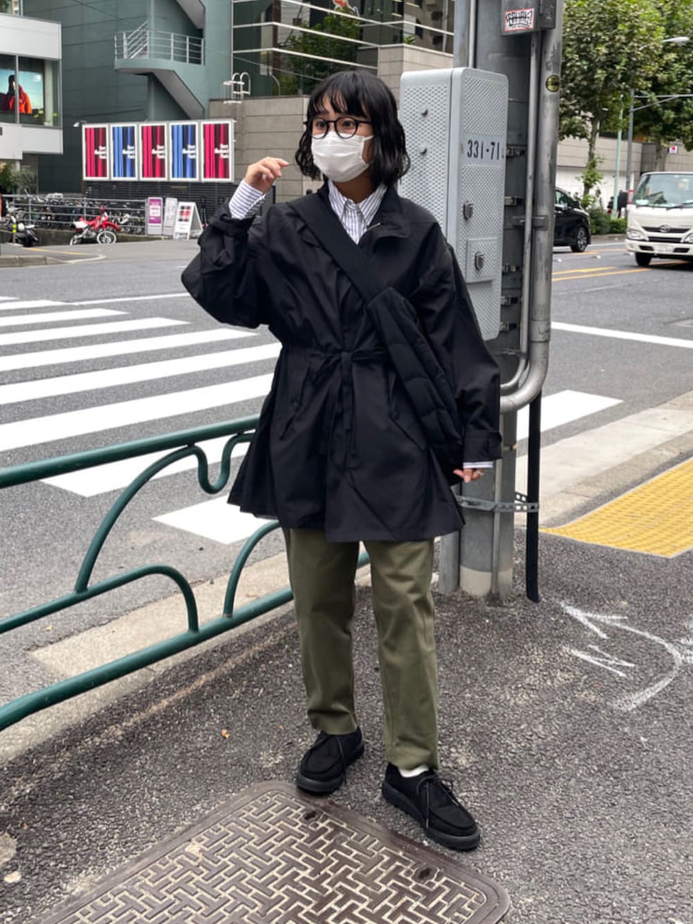 「シンプルスタイル、シンプル、プチプラ、チノパン、モッズコート、ストライプシャツ、韓国ファッション、メンズライク、カーキパンツ、シンプルコーデ、ショルダーバッグ、秋コーデ」｜「COLONY 2139の【WEB限定】3WAYハーフ丈モッズコート（その他アウター、ブラック系）」を使った、LEIさん（レディース・156cm）の秋コーディネートの1枚目の写真