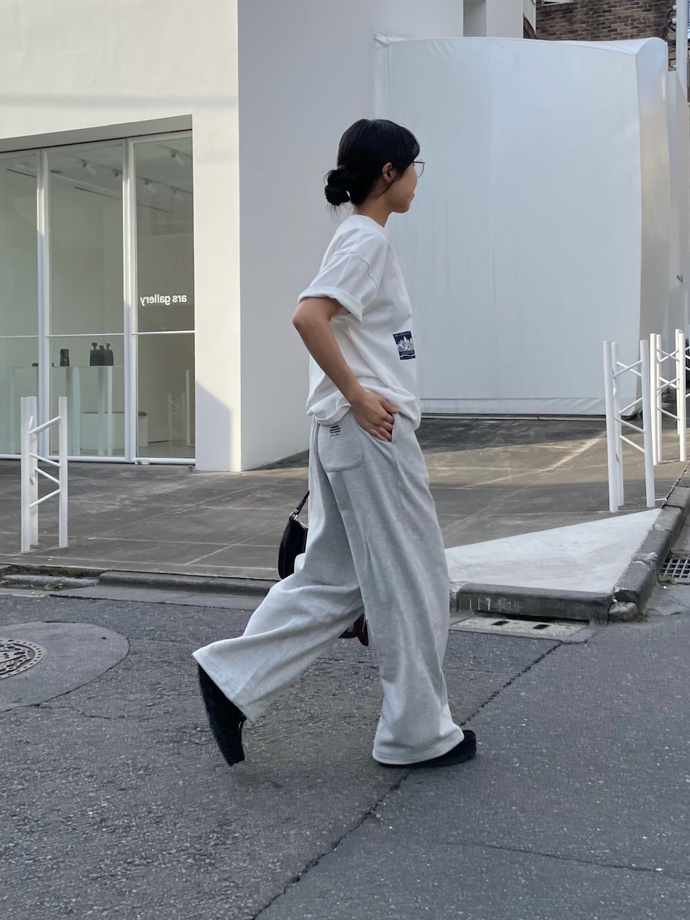 「大人カジュアル、メガネ女子、トートバッグ、スポーツミックス、春夏コーデ、韓国ファッション、スウェットパンツ、Tシャツ」｜「COLONY 2139のサイドプリントＴシャツ（Tシャツ/カットソー、ホワイト系）」を使った、LEIさん（レディース・156cm）の春コーディネートの1枚目の写真