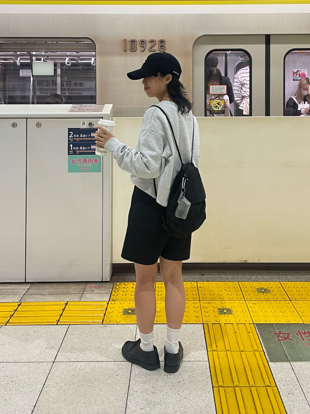 「COLONY 2139の裏毛袖刺繍プルオーバー（スウェット、グレー系）」を使った、LEIさん（レディース・156cm）の秋コーディネートの1枚目の写真