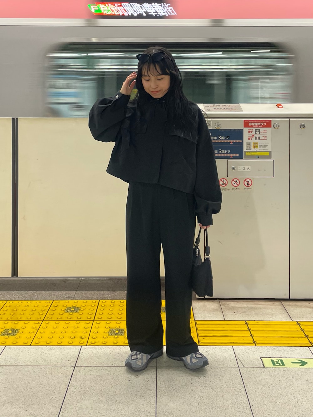 「オトナカジュアル、お洒落さんとつながりたい、モノトーンコーデ、ワントーンコーデ、スニーカー、スニーカー女子、スニーカーコーデ」｜「COLONY 2139のグルカパンツ（その他パンツ、グレー系）」を使った、LEIさん（レディース・156cm）の冬コーディネートの1枚目の写真
