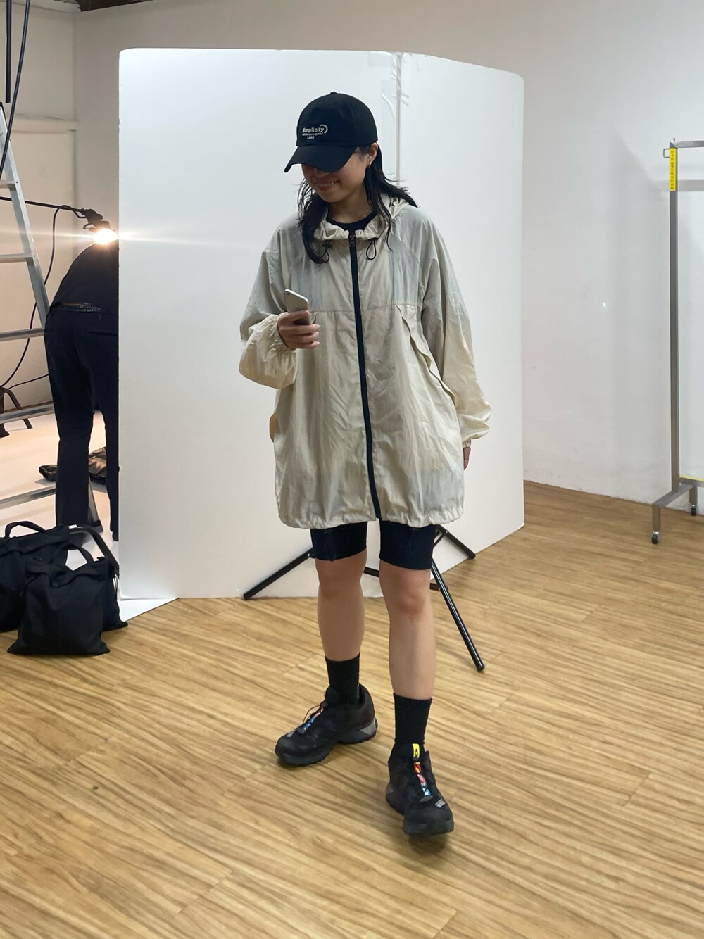 「プチプラ、キャップ、キャップ女子、スニーカー、スニーカーコーデ、キャップコーデ、フェスコーデ」｜「COLONY 2139の刺繍ロゴキャップ（キャップ、ブルー系）」を使った、LEIさん（レディース・156cm）の夏コーディネートの1枚目の写真