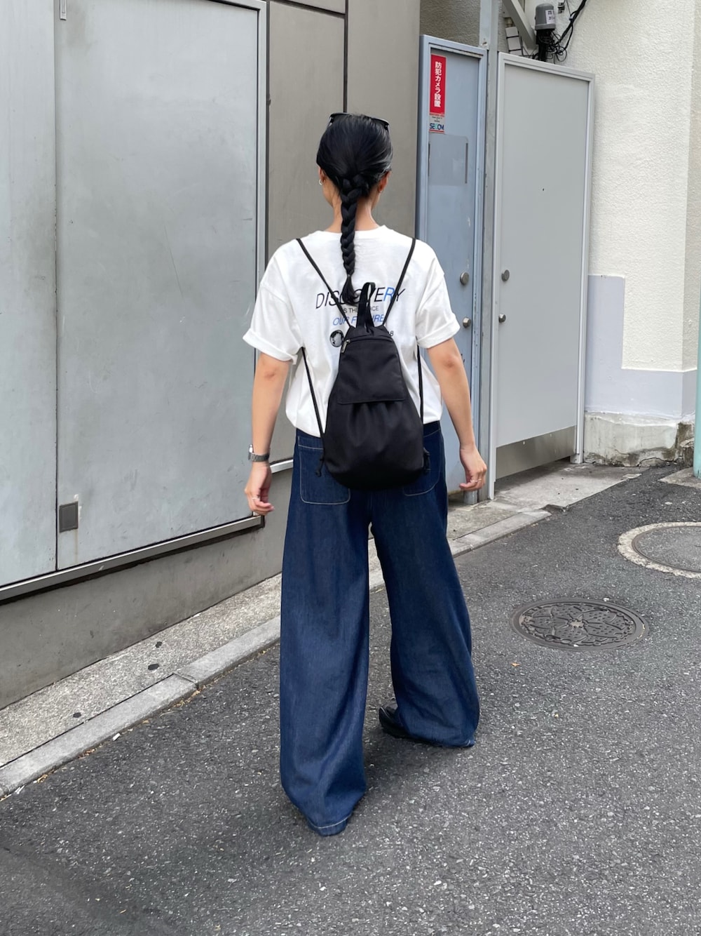 「白シャツ、サングラス、白Tシャツ、お出かけコーデ、低身長コーデ、プチプラ、デニムコーデ、ロゴT、リュック、ナップサック、スニーカー、スニーカーコーデ、スニーカー女子、ワイドパンツ、スポーツミックス」｜「COLONY 2139のバックプリントＴシャツ（Tシャツ/カットソー、ブルー系）」を使った、LEIさん（骨格ストレート・レディース・156cm）の春コーディネートの1枚目の写真