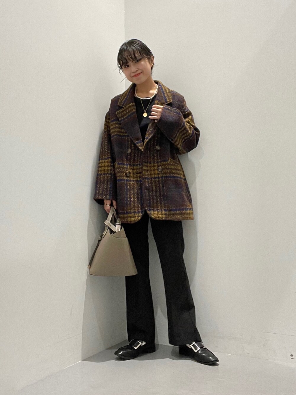 「秋のコーデ、冬コーデ、ジャケット、フレアパンツ、おしゃれさんと繋がりたい、カジュアルコーデ、チェック」｜「COLONY 2139の【マカロンFoot】スクエアバックルローファー（ローファー、ブラック系）」を使った、LEIさん（レディース・156cm）の秋コーディネートの1枚目の写真