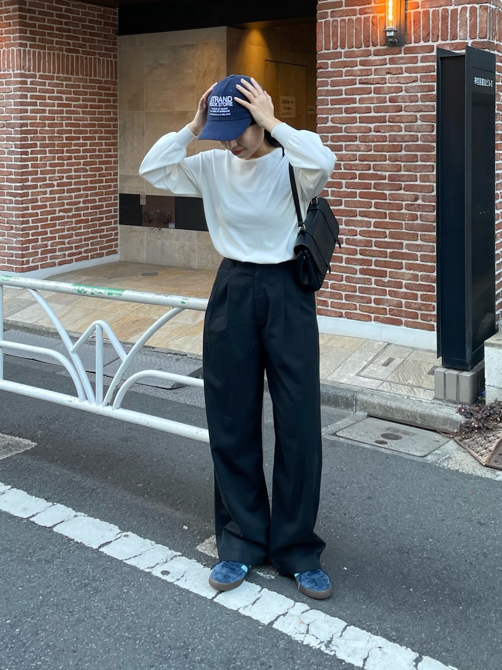 「今日のコーデ、スラックス、春服、大人可愛い、大人カジュアルコーデ、春夏コーデ、トレンド、キャップ、キャップ女子、キャップコーデ、スニーカー、スニーカーコーデ、スニーカー女子、シンプルコーデ、シンプルスタイル」｜「COLONY 2139の綿レーヨン2タックチノパンツ（チノパンツ、ベージュ系）」を使った、LEIさん（レディース・156cm）の春コーディネートの1枚目の写真