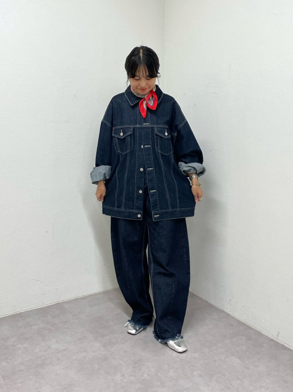 「COLONY 2139のカーブデニムパンツ（デニムパンツ、ブルー系）」を使った、LEIさん（レディース・156cm）の夏コーディネートの1枚目の写真