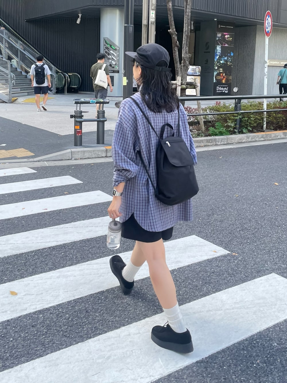 「キャップ、キャップ女子、チェック、チェックシャツ、秋コーデ、シャツスタイル」｜「COLONY 2139の厚底モカシンシューズ（モカシン/デッキシューズ、ブラック系）」を使った、LEIさん（レディース・156cm）の秋コーディネートの1枚目の写真