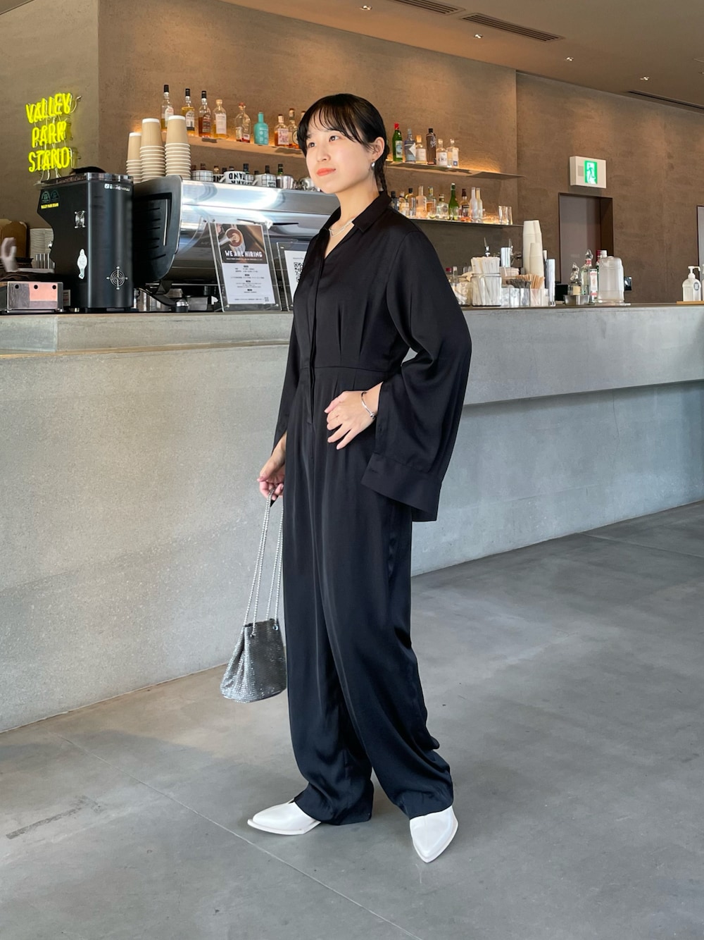 「オケージョン、結婚式、結婚式二次会スタイル、パーティースタイル、オールブラック、オールインワン、キレイめカジュアル、オトナカワイイ、オトナカジュアル、レディースファッション」｜「COLONY 2139の袖スリットオールインワン（つなぎ/オールインワン、ブラック系）」を使った、LEIさん（レディース・156cm）の冬コーディネートの1枚目の写真