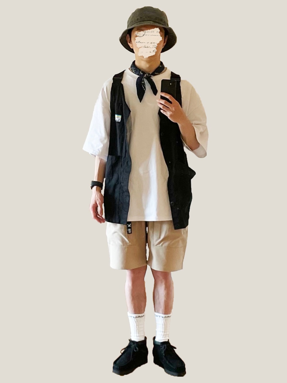「夏コーデ、着回しコーデ、ベスト、スカーフ、ショーツ、フリークスストア」｜「newhattanの【 NEWHATTAN / ニューハッタン 】 Pigment dyed BUCKET HAT ピグメントダイ バケットハット ‥（ハット、ブラック系）」を使った、chorokichi30さん（メンズ・165cm）の夏コーディネートの1枚目の写真