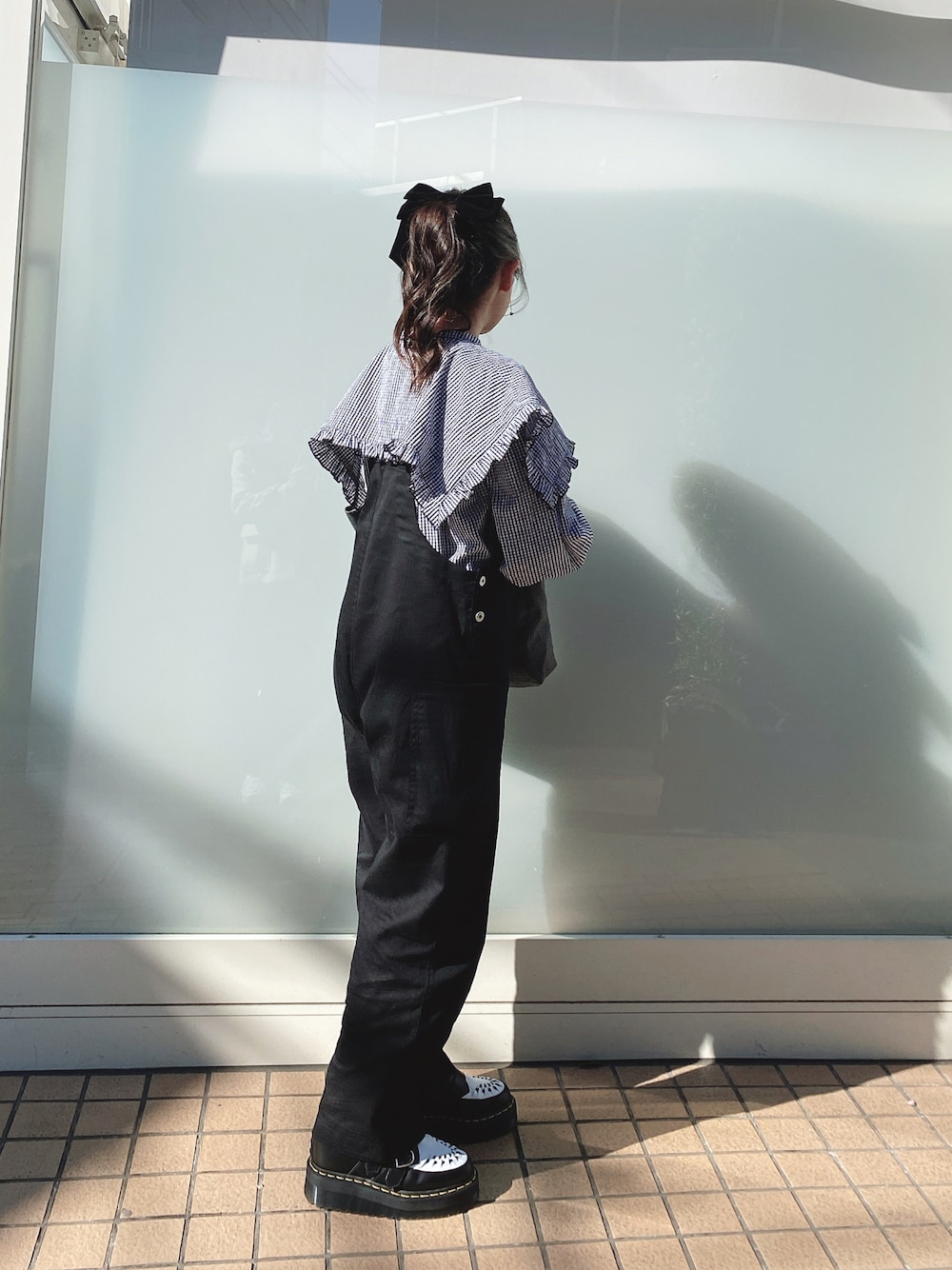 「ブラックコーデ、148cm、低身長コーデ、低身長女子、ギンガムチェック、オーバーオール、フレンチガーリー、カジュアルガーリー、ガーリーコーデ、春コーデ、厚底シューズ」｜「LeeのLee/リー【定番人気＆ベストセラー】DUNGAREES オーバーオール サロペット（サロペット/オーバーオール、ブラック系）」を使った、りつさん（レディース・148cm）の春コーディネートの1枚目の写真
