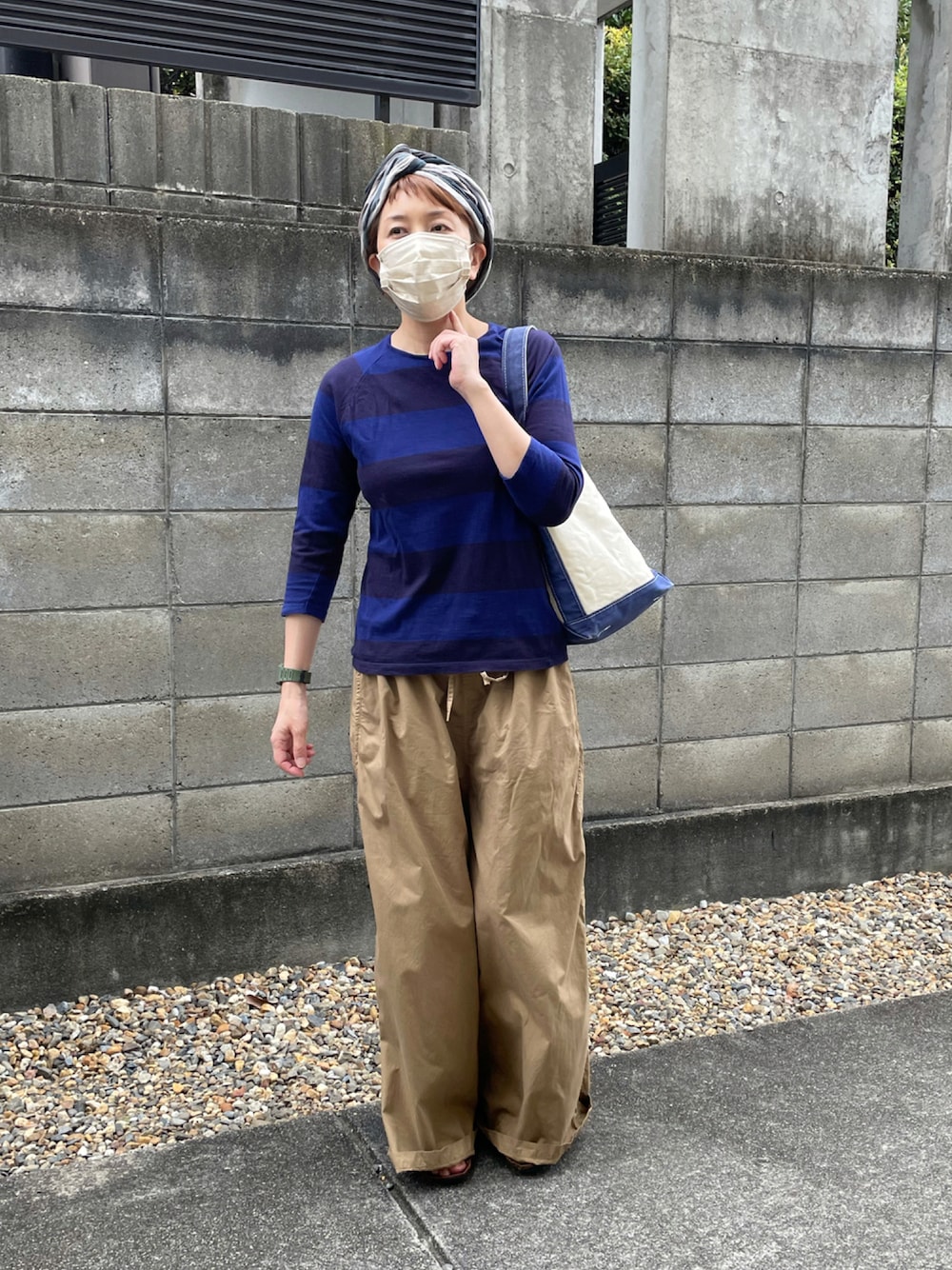 「休日スタイル、ワイドパンツ、オトナカジュアル」｜「homspunのアイテム（Tシャツ/カットソー、ブルー系）」を使った、ちさん（レディース・160cm）の秋コーディネートの1枚目の写真