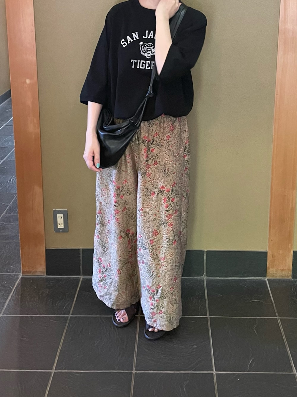 「オトナ女子、大人カジュアル」｜「soilのアイテム（パンツ、ベージュ系）」を使った、ちさん（レディース・160cm）の秋コーディネートの1枚目の写真