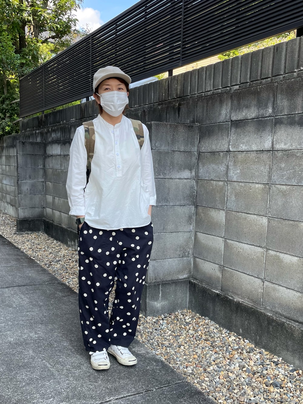 「シンプル、大人カジュアル、オトナカジュアル、ベルクロ」｜「TIGRE BROCANTEのアイテム（パンツ、ブルー系）」を使った、ちさん（レディース・160cm）の秋コーディネートの1枚目の写真