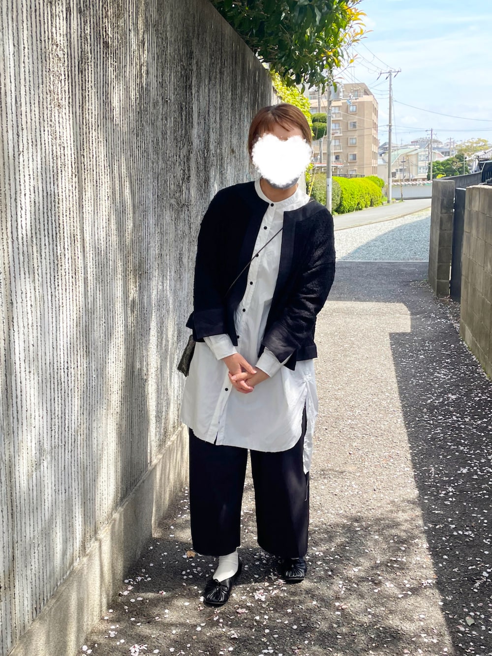 「モノトーン、セレモニー、入学式」｜「mizuiroindのmizuiro ind カットオフスタンドカラーシャツワンピース（ワンピース、ホワイト系）」を使った、ちさん（レディース・160cm）の春コーディネートの1枚目の写真