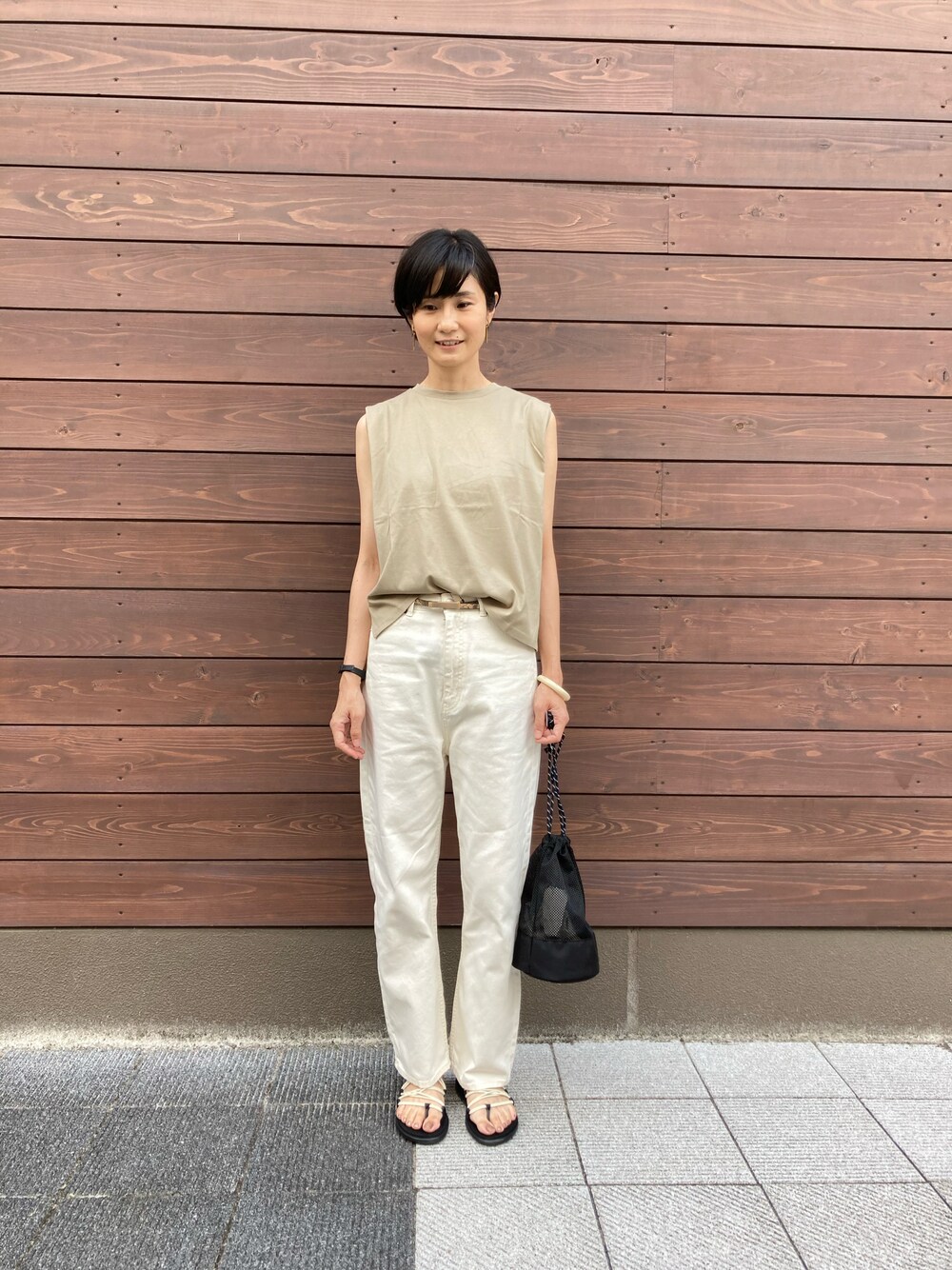 グレー系のTシャツ/カットソー、ホワイト系のその他パンツ、ブラック系のショルダーバッグを着用したレディースの夏コーディネートの1枚目の写真