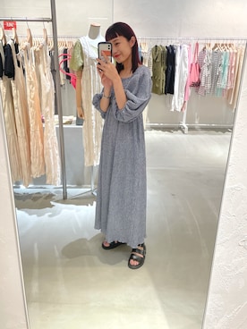 「Kastane（カスタネ）の【サイズ展開あり】ギンガムシャーリングワンピース（ワンピース、ブルー系）」を使った、asai hikariさん（レディース・157cm）の夏コーディネート