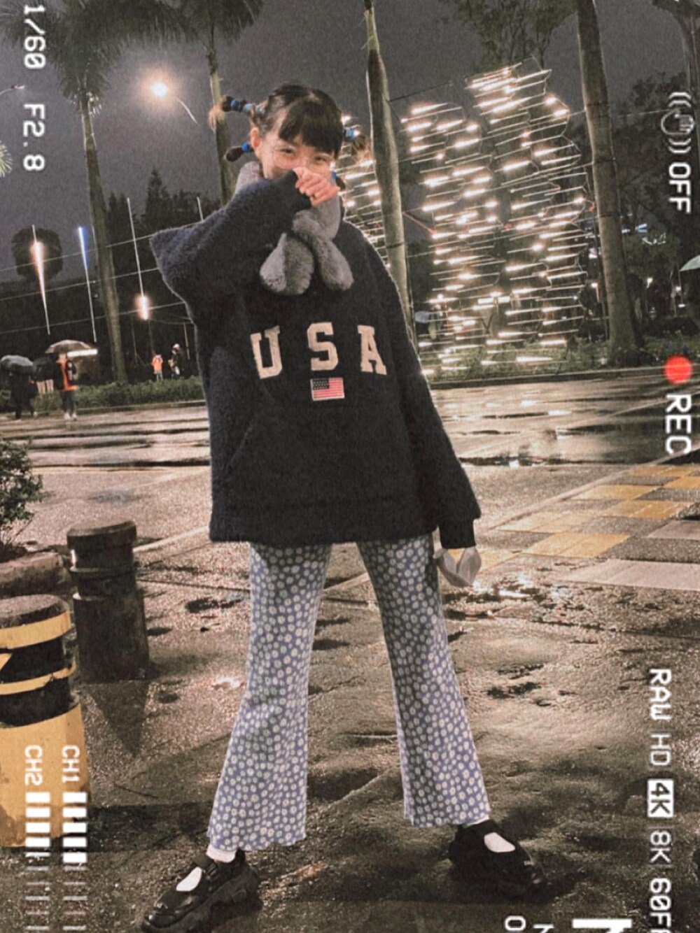 ブルー系のチノパンツを着用したレディースの春コーディネートの1枚目の写真