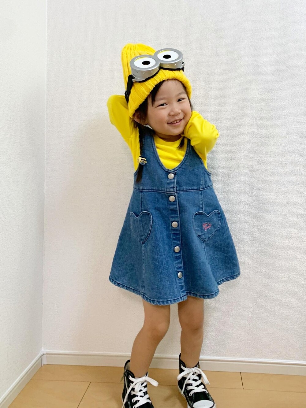「スウェット、ハロウィン、ジャンパースカート、コスプレ、女の子コーデ、ミニオン、秋コーデ、ハロウィンコーデ、wearhalloween2021」｜「Kiss Dropのアイテム（サロペット/オーバーオール、ブルー系）」を使った、hinaさん（キッズ・100cm）の秋コーディネートの1枚目の写真