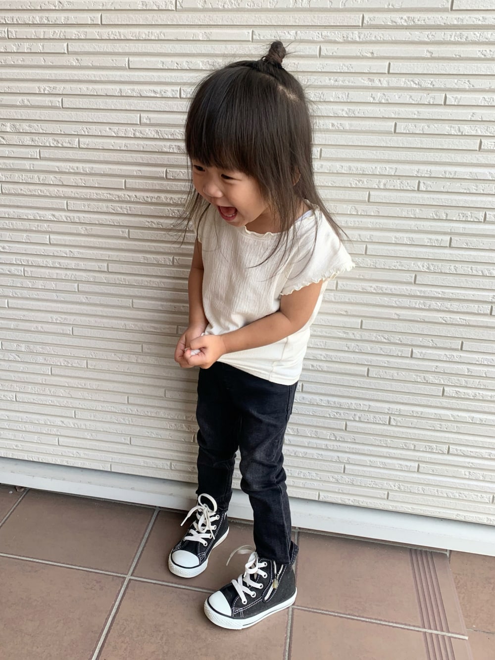 「モノトーン、デニムパンツ、シンプルコーデ、女の子、モノトーンコーデ、カジュアルコーデ、女の子コーデ、コンバース ハイカット、ZARA」｜「CONVERSEのCONVERSE ALL STAR HI(KIDS)（スニーカー、ブラック系）」を使った、hinaさん（キッズ・100cm）の秋コーディネートの1枚目の写真