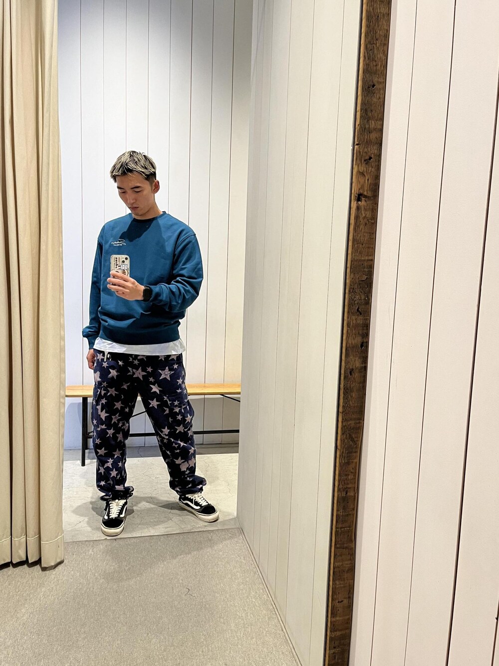 その他のカーゴパンツ、グリーン系のスウェットを着用したメンズの秋コーディネートの1枚目の写真