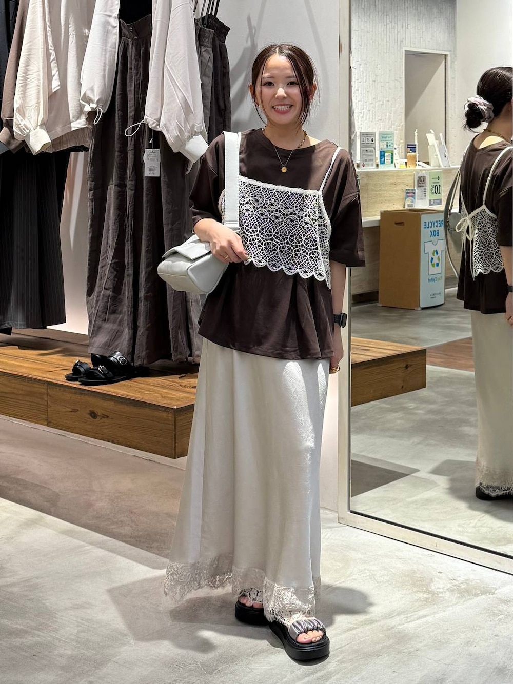 ホワイト系のその他トップス、グレー系のショルダーバッグ、その他のサンダルを着用したレディースの夏コーディネートの1枚目の写真