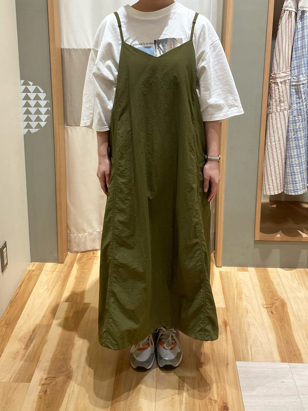 「今日のコーデ、Tシャツ、白Tシャツ、２ＷＡＹ、ミニタリー、ラクチンコーデ」｜「Samansa Mos2の◎カーゴ2WAYキャミワンピース（ワンピース、グリーン系）」を使った、ゆきさん（レディース・157cm）の夏コーディネートの1枚目の写真