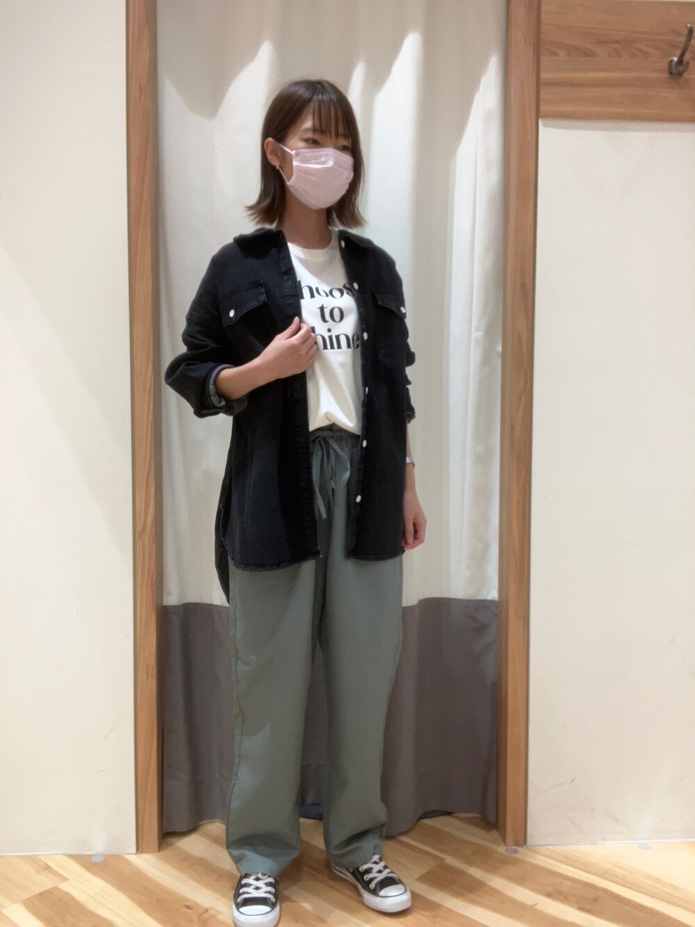 「Samansa Mos2 blueのアイテム（デニムジャケット、ブラック系）」を使った、yayoi0110さん（レディース・156cm）の夏コーディネートの1枚目の写真